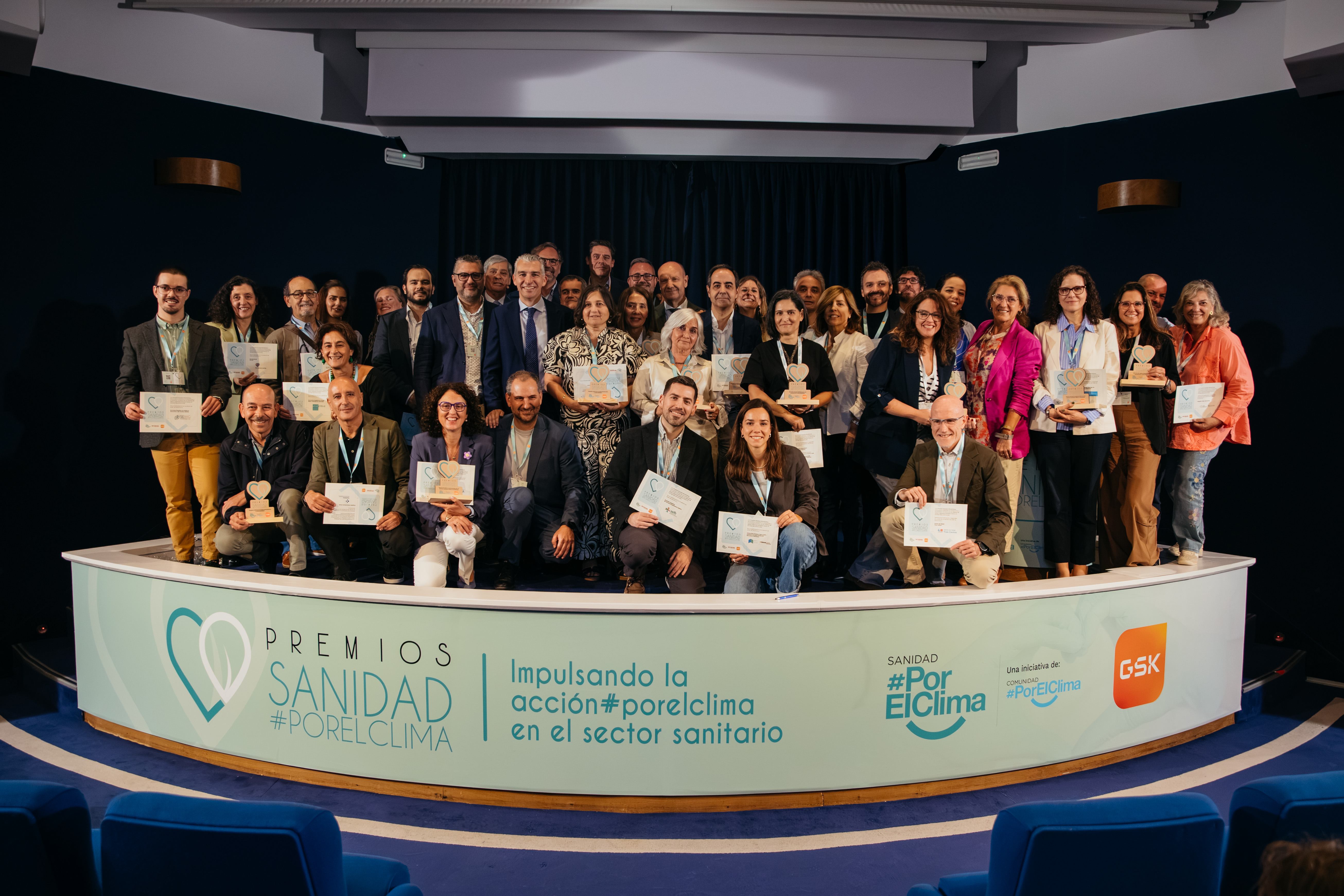 Representantes de entidades premiadas en estos galardones posan con los reconocimientos